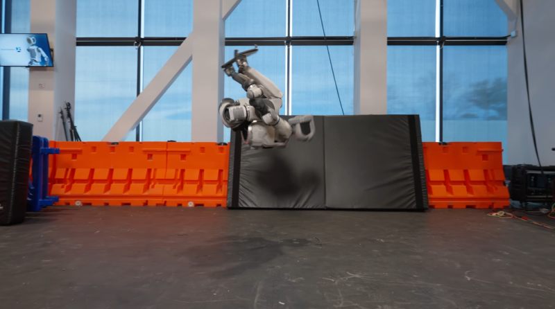 아틀라스가 백 텀블링을 하는 모습. [사진 보스턴다이나믹스 영상 캡처]