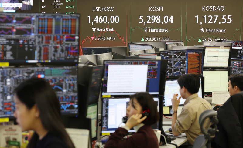  지난 2월 9일 서울 중구 하나은행 본점에서 직원들이 증시와 환율을 모니터하고 있다. [사진 연합뉴스]