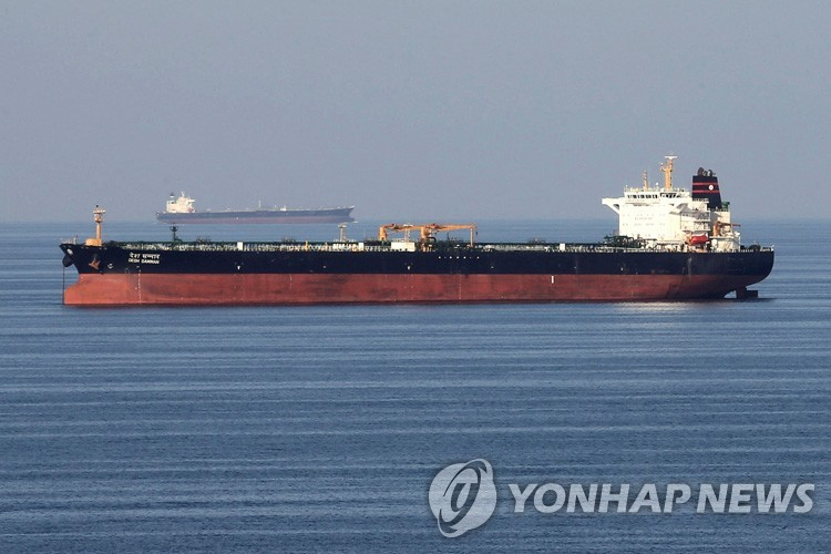 호르무즈 해협 통과하는 유조선.[사진 로이터=연합뉴스]