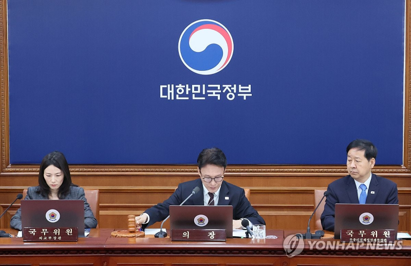 김민석 국무총리가 3일 서울 종로구 정부서울청사에서 열린 국무회의에서 의사봉을 두드리고 있다. [사진 연합뉴스]