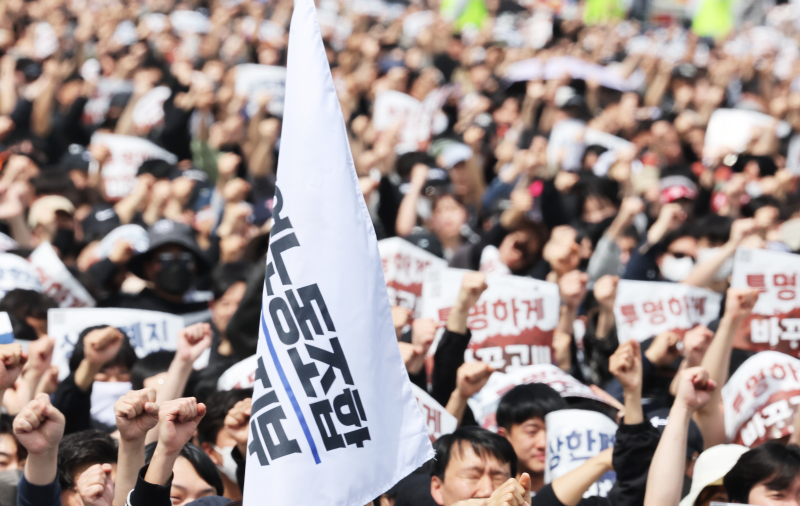 지난 23일 경기도 평택시 삼성전자 평택캠퍼스 앞에서 열린 삼성전자 노동조합 공동투쟁본부의 '투명하게 바꾸고,<a href=
