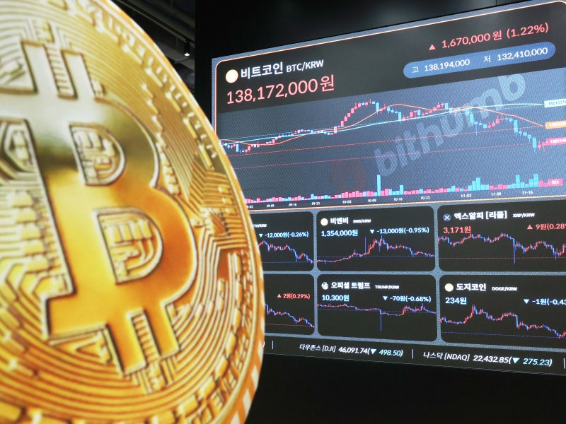 “비트코인 버티는 사이 반도체는 날았다”…8만달러 횡보장에 투자자들 한숨