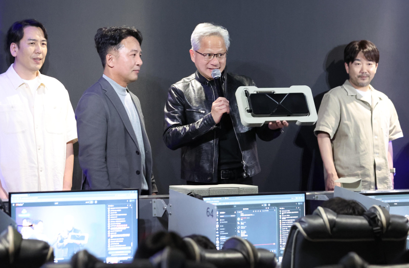 젠슨 황 엔비디아 최고경영자(CEO)와 김택진 엔씨 대표이사가 7일 서울 강남구의 한 PC방에서 열린 AION2 서프라이즈 라이브에서 최신 그래픽카드를 소개하고 있다.[사진 연합뉴스]