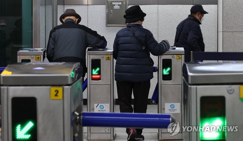 고령층 무임승차, 버스도 확대?…5800억원 부담에 논란 봇물