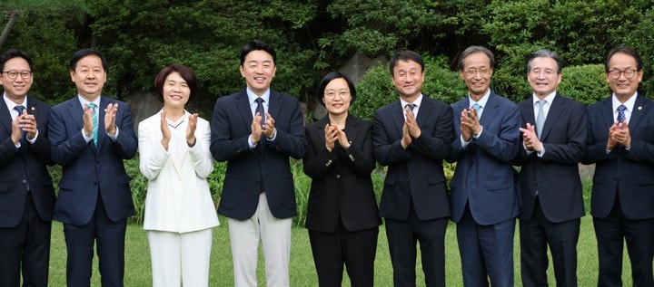 [속보] <b>강훈식</b> "반도체 추가세수로 <b>미래대응기금</b> 신설…<b>미래</b>위해 투자"