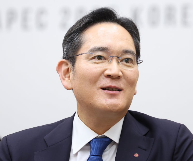 '삼성 오너의 품격' 이재용, 청소근로자 별세에…손 잡고 "헌신 잊지 않겠다"
