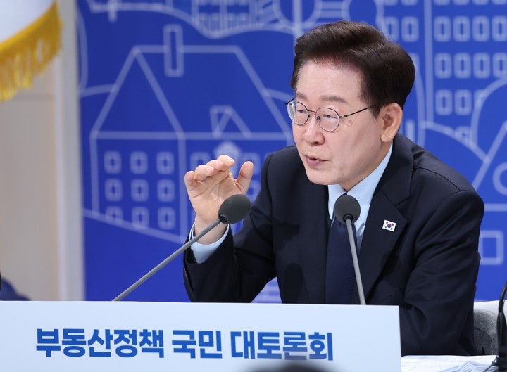 [속보] 李대통령 "<b>부동산</b>, 억지로 가격 낮추려는 것 아냐…정상화가 핵...