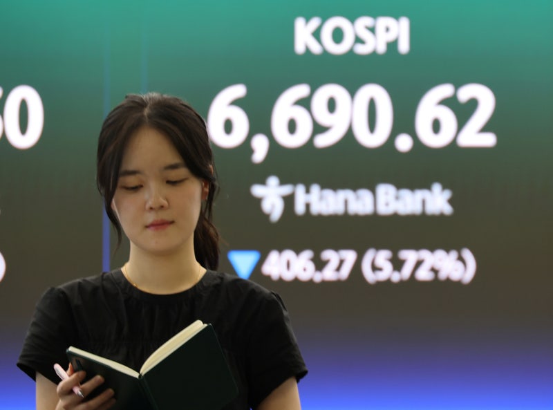 하루 만에 5% 넘게 폭락한 코스피, 결국 7000선 무너지고 비명 횡사