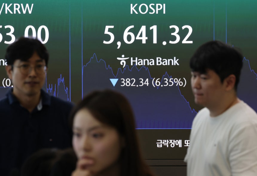 7월 29일 서울 하나은행 본점 딜링룸에 코스피 지수가 표시되고 있다.6000선 아래로 내려온 코스피 지수를 바라보고 있는 직원들.[사진 연합뉴스] 