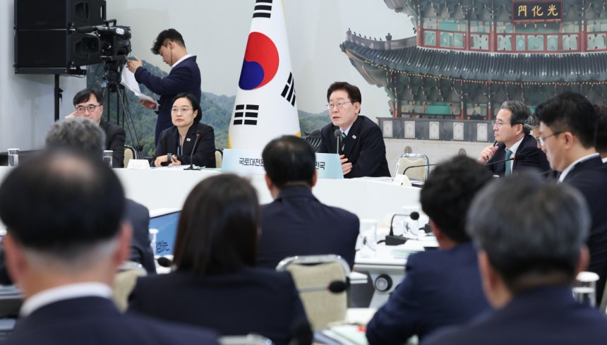 이재명 대통령이 7월 16일 청와대 영빈관에서 열린 부처 업무보고에서 주가 누르기 방지법 입법 필요성등을 강조했다.[사진 연합뉴스]
