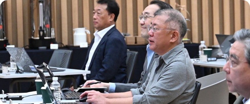 지난 5월 정의선 현대차그룹 회장이 현대차 기아 양재사옥에서 바이브 코딩 체험하는 모습. [사진 현대차그룹]