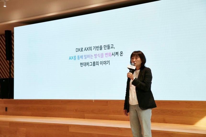 12일 양재 본사에서 열린 ‘현대차그룹 AX 성과 발표회’에서 현대차·기아 ICT담당 진은숙 사장이 발표하는 모습. [사진 현대차그룹]