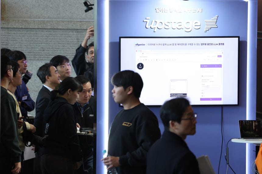 서울 강남구 코엑스에서 열린‘독자 AI 파운데이션 모델’프로젝트 1차 발표회에서 참석자들이 업스테이지 부스를 둘러보고 있다.[사진 연합뉴스]