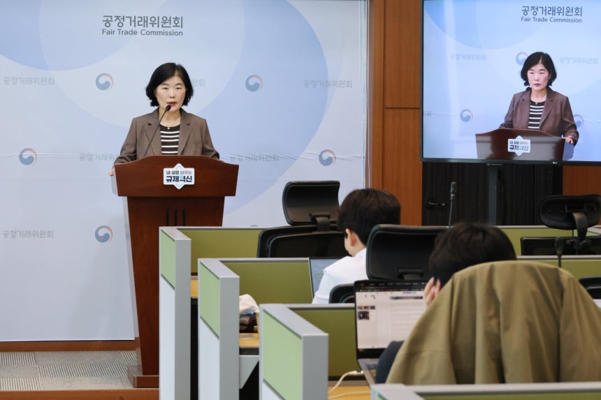 이순미 공정거래위원회 상임위원이 28일 세종시 정부세종청사에서 명륜당의 부당지원 행위 및 가맹사업법 위반 행위 제재 결과에 대해 브리핑하고 있다. [사진 연합뉴스]