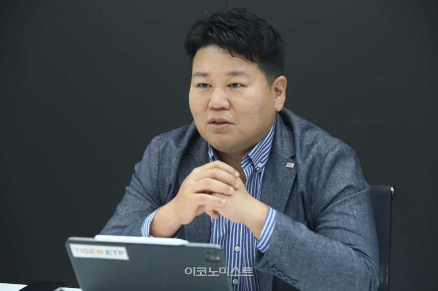 이정환 미래에셋자산운용 전략ETF운용본부장이 지난 7일 서울 종로구 미래에셋자산운용 본사에서 이코노미스트와 인터뷰를 갖고 월 두 번 분배금을 받는 ‘격주배당’ ETF 투자 전략과 향후 ETF 시장 전망에 대해 설명하
