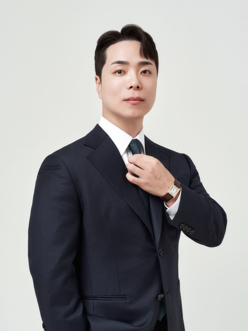 신유한 세무사는 세무회계 유한 대표세무사로 재직 중이다. 천지세무법인 서울본부와 김포지사장을 거쳤으며, 김포세무서 영세납세지원위원, 세무사회 감리위원, 국세청 국세행정혁신 국민자문위원 등으로 활동하며 세무·조세 분야