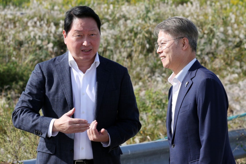지난 9일 호남 반도체 클러스터가 들어설 부지를 방문해 대화하고 있는 최태원 SK 회장과 민형배 전남광주통합특별시장. [사진 연합뉴스]