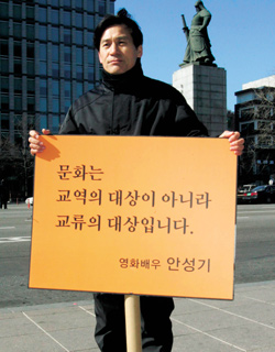 안성기, 청계천 나들이 인기 여전