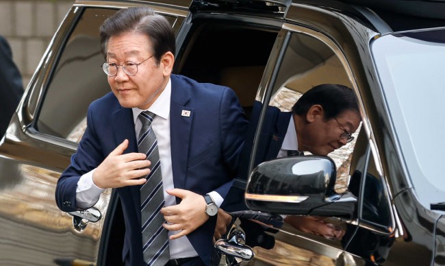 ‘문자 총공’에 벌벌 떠는 민주당, 아이돌 소속사보다 다루기 쉽다