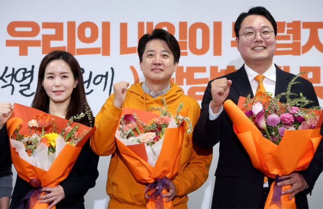경기 화성을에서 당선한 이준석 개혁신당 대표(가운데)와 이주영(왼쪽)·천하람 개혁신당 비례대표 당선인이 4월 11일 서울 여의도 국회에서 열린 중앙선거대책위원회 해단식에서 기념촬영을 하고 있다. [송은석 동아일보 기