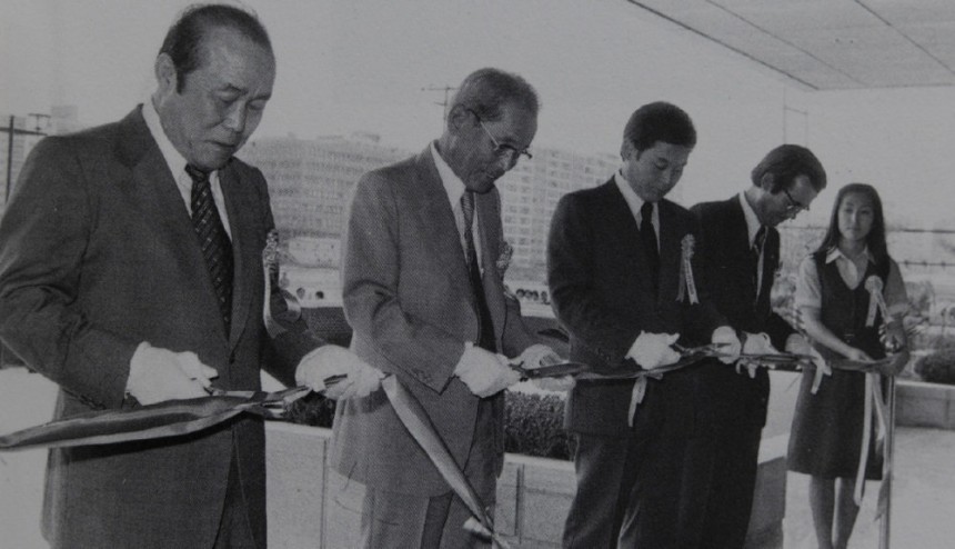 Dongbang人壽保險的完成儀式，用於完成Dongbu人壽保險辦公室。1979年7月20日，創始董事長李·拜恩·庫爾（Lee Byung -Chul）和總統李·赫（Lee Kun -Hee）[三星E＆C]