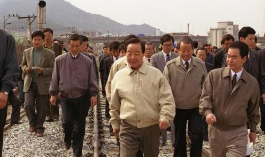 前總統金·揚·薩姆（Kim Young -Sam）訪問了Gupo火車事故現場[dong -a db]