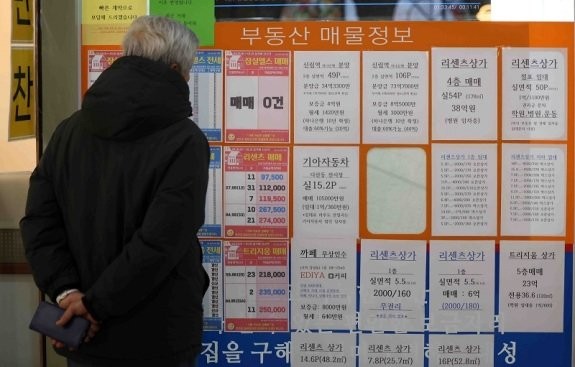 2월 말 서울 송파구 아파트 단지 상가 내 공인중개사 사무소에 매물이 안내되고 있다.서울시의 토지거래허가구역 해제 이후 잠실·삼성·대치·청담(이른바 잠삼대청) 아파트 가격이 가파르게 상승했다.뉴시스