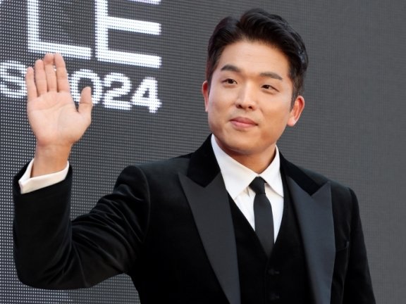 안성재 셰프가 2024년 10월 17일 서울 성수동 에스팩토리에서 열린‘엘르 스타일 어워즈’에 참석해 인사하고 있다.뉴스1