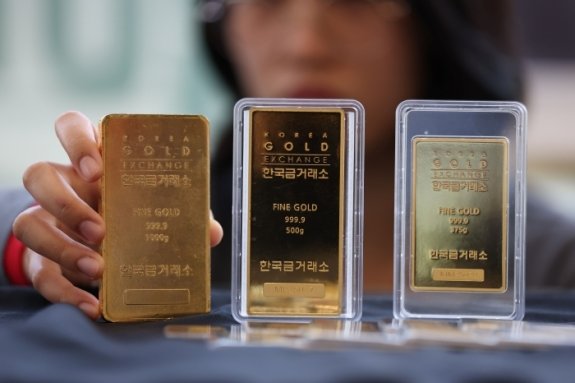 서울 종로구 한국금거래소 종로본점에 전시된 골드바.비트코인은 금과 유사한 성질 덕에‘디지털 금’이라는 별명이 붙었다.동아DB