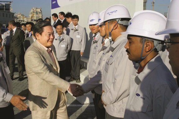 2006년 아랍에미리트연합(UAE)‘버즈 두바이’건설 현장을 찾은 이건희 회장.동아DB