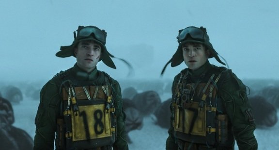봉준호 감독의 영화‘미키 17’의 한 장면.주인공 미키 17(오른쪽)과 미키 18이 나란히 서 있다.IMDB