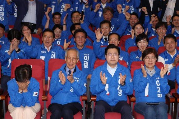 [출구조사] 이재명 51.7%, <b>김문수</b> 39.3%…12.4%p차 李 우세
