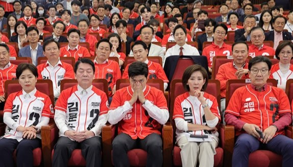 ‘내란동조당’ 꼬리표 떼지 못하면 정당해산 가능성도