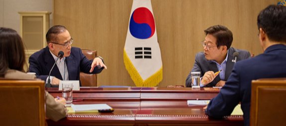 이재명 대통령이 7월 10일 서울 용산 대통령실 청사에서 열린 국가안전보장회의(NSC) 전체회의에 참석해 위성락 국가안보실장과 논의하고 있다. 대통령실