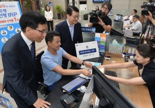 2017년 4월 ‘근로자퇴직 급여 보장법 시행령 개정안’이 의결됨에 따라 자영업자를 포함한 취업자가 개인형 퇴직연금에 가입할 수 있게 됐다. 사진은 서울 중구 신한은행 본점에서 한 자영업자 고객이 개인형 퇴직연금 I