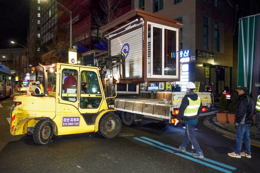 2023년 2월 14일 동대문구 관계자들이 서울 동대문구의 노점 한 곳을 철거하고 있다.뉴스1