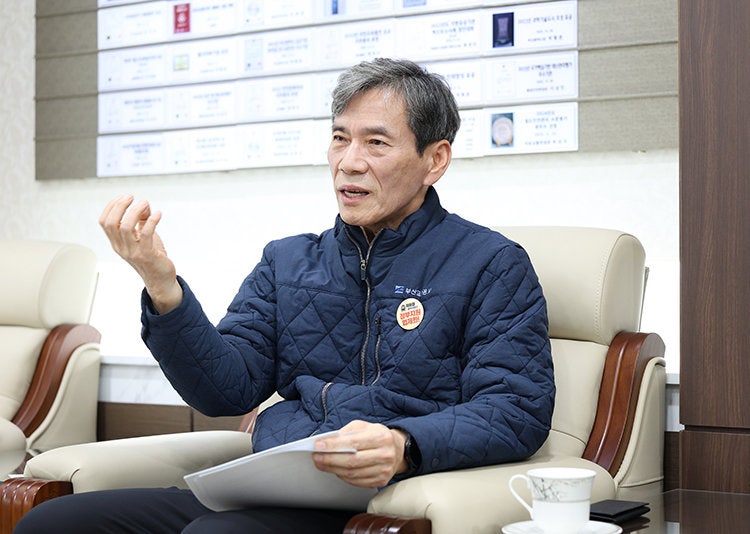 2025년 12월 10일 부산 부산진구 공사 사옥에서 이병진 부산교통공사 사장이 ‘신동아’와 인터뷰하고 있다. 부산교통공사