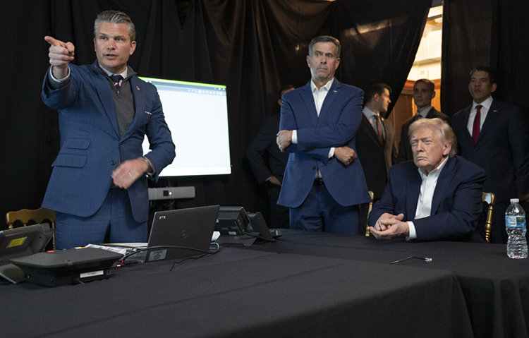 도널드 트럼프 미국 대통령과 존 랫클리프 미 중앙정보국(CIA) 국장,피트 헤그세스 국방장관(오른쪽부터)이 1월 3일(현지 시간) 미국 플로리다주 마러라고 리조트에 마련된 상황실에서 니콜라스 마두로 베네수엘라 대통