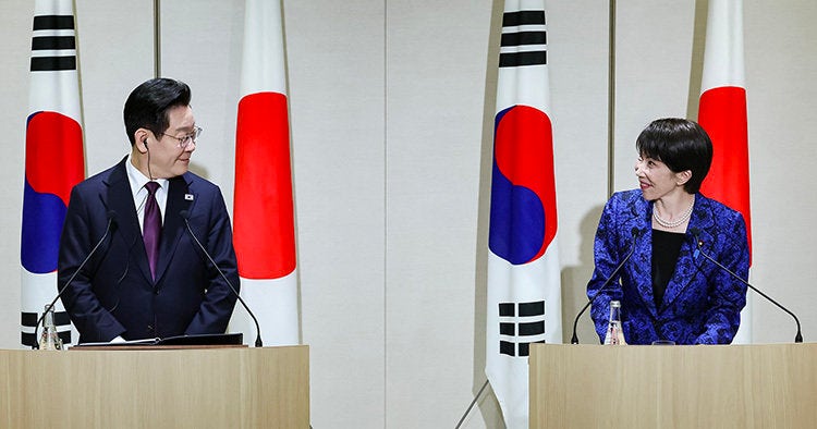 이재명 대통령(왼쪽)과 다카이치 사나에 일본 총리가 1월 13일 일본 나라현에서 한일 정상회담을 마치고 공동 언론 발표를 하던 중 눈을 마주치며 웃고 있다.동아DB