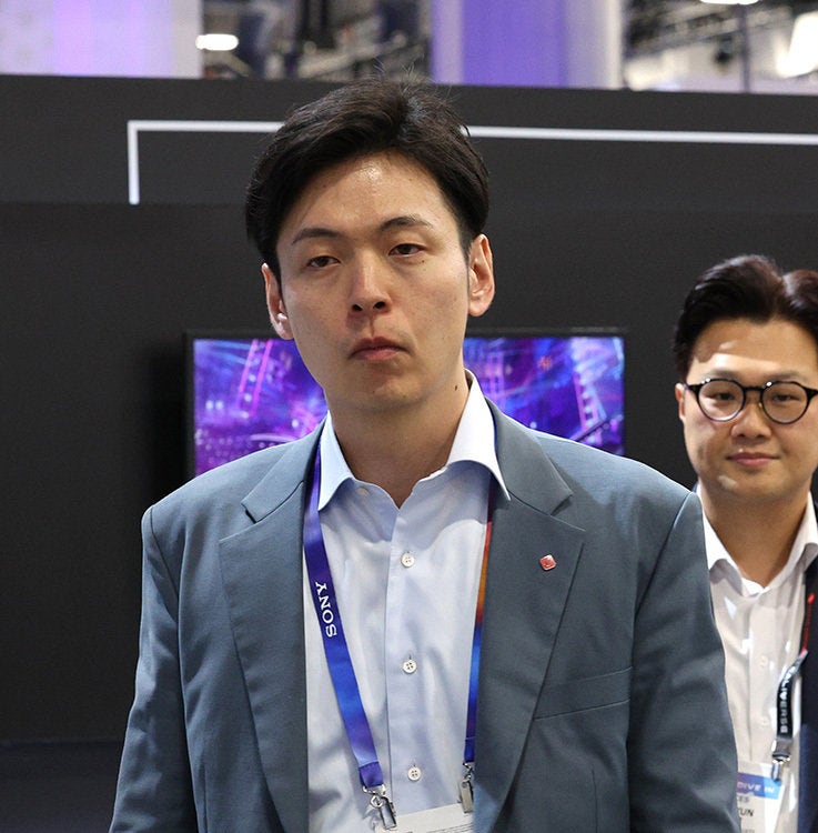 신유열 롯데지주 미래성장실장(부사장)이 1월 7일 세계 최대 정보기술(IT)·가전 전시회 ‘CES 2026’에 참석해 롯데이노베이트 부스를 둘러보고 있다. 뉴스1