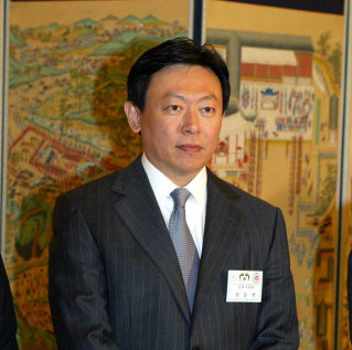 신동빈 롯데그룹 회장이 2004년 5월 25일 청와대 재벌총수 간담회에 참석했다. 당시 신 회장은 롯데그룹 부회장으로 한국 롯데 경영을 총괄했다. 동아DB