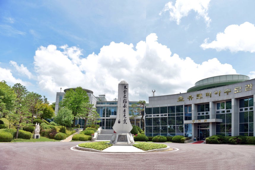 독립운동의 상징인 안중근 장군 추모비와 유튜피아추모공원 봉안당