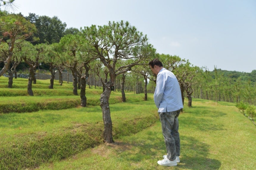 탤런트 김성환이 가수 고 송대관 수목장에서 참배하고 있다.