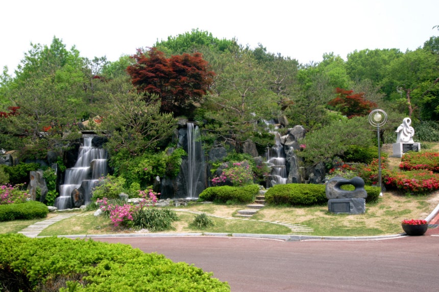 유토피아추모공원에는 비알폭포, 산책로, 벤치, 파고라, 정자 등 다양한 편의시설이 조성돼 있다.