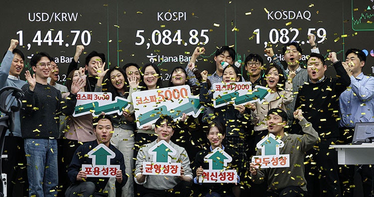 코스피가 종가 기준 사상 처음으로 5000선을 돌파한 1월 27일 오후 서울 중구 하나은행 본점 딜링룸에서 직원들이 축하 세리머니를 하고 있다. 동아DB
