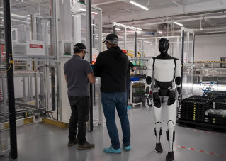 일론 머스크 테슬라 최고경영자(CEO)는 1월 22일  “궁극적으로는 사람보다 로봇이 더 많아질 것이며, 나아가 로봇에게 더는 부탁할 일이 없는 단계까지 도달할 것”이라고 전망했다. 사진은 테슬라의 로봇 옵