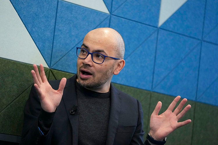 데미스 허사비스 구글 딥마인드 CEO는 “범용인공지능(AGI)이 등장한 이후의 세계는 미지의 영역”이라며 “AI가 인간보다 모든 일을 더 잘하는 시점이 1~2년 안에 온다고 해도 노동시장에 충격이 나타나는 시점은 그