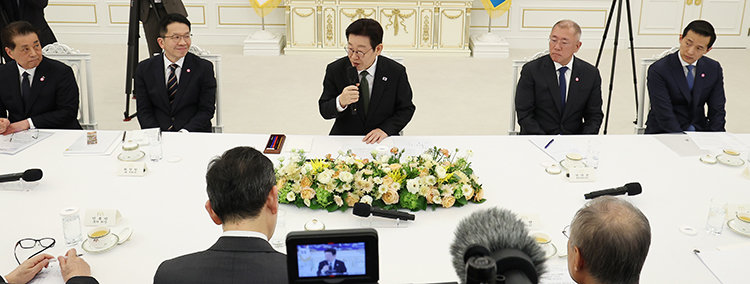 2월 4일 이재명 대통령이 청와대 본관에서 열린 ‘청년 일자리와 지방투자 확대를 위한 기업간담회’를 주재하고 있다. 청와대사진기자단