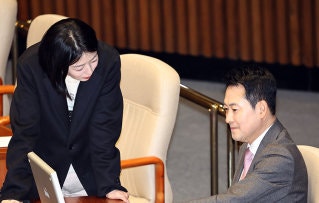 2월 9일 서울 여의도 국회 본회의장에서 배현진 국민의힘 의원(왼쪽)이 장동혁 대표에게 얘기하고 있다. 뉴시스