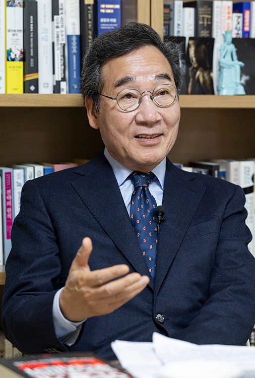 이낙연 전 국무총리가 2월 10일 서울 종로구 사무실에서 기자의 질문에 답하고 있다. 조영철 기자